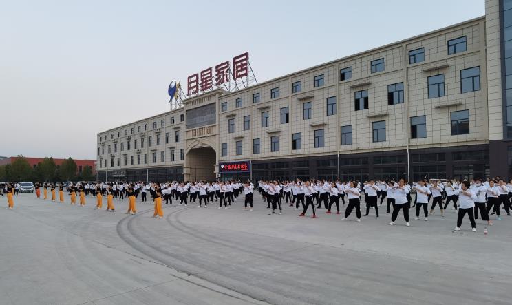 龍勝管曹縣運營中心為弘揚全民健身運動,竟組建了一支“400人舞團” 龍勝管曹縣運營中心為弘揚全民健身運動,竟組建了一支“400人舞團”