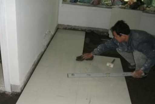 地暖上面鋪什么好？是選擇地板呢？還是瓷磚呢？