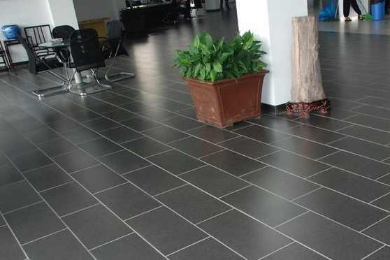 地暖上面鋪什么好？是選擇地板呢？還是瓷磚呢？